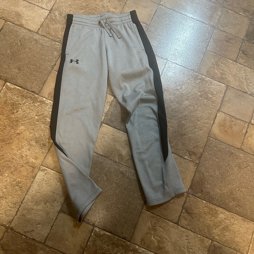 Boys Under Armour sweat pants - size L
